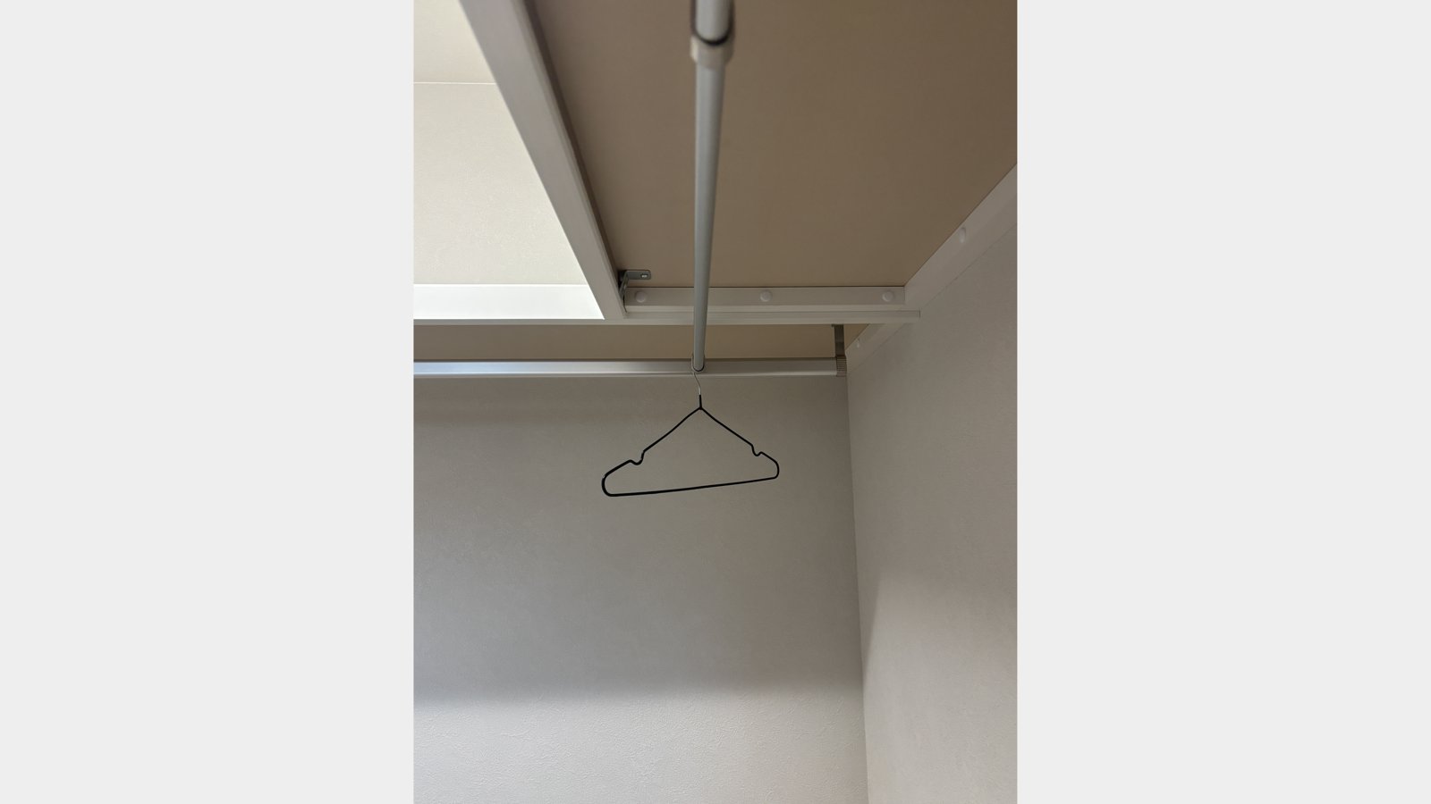 納戸への枕棚とハンガーパイプの取付工事