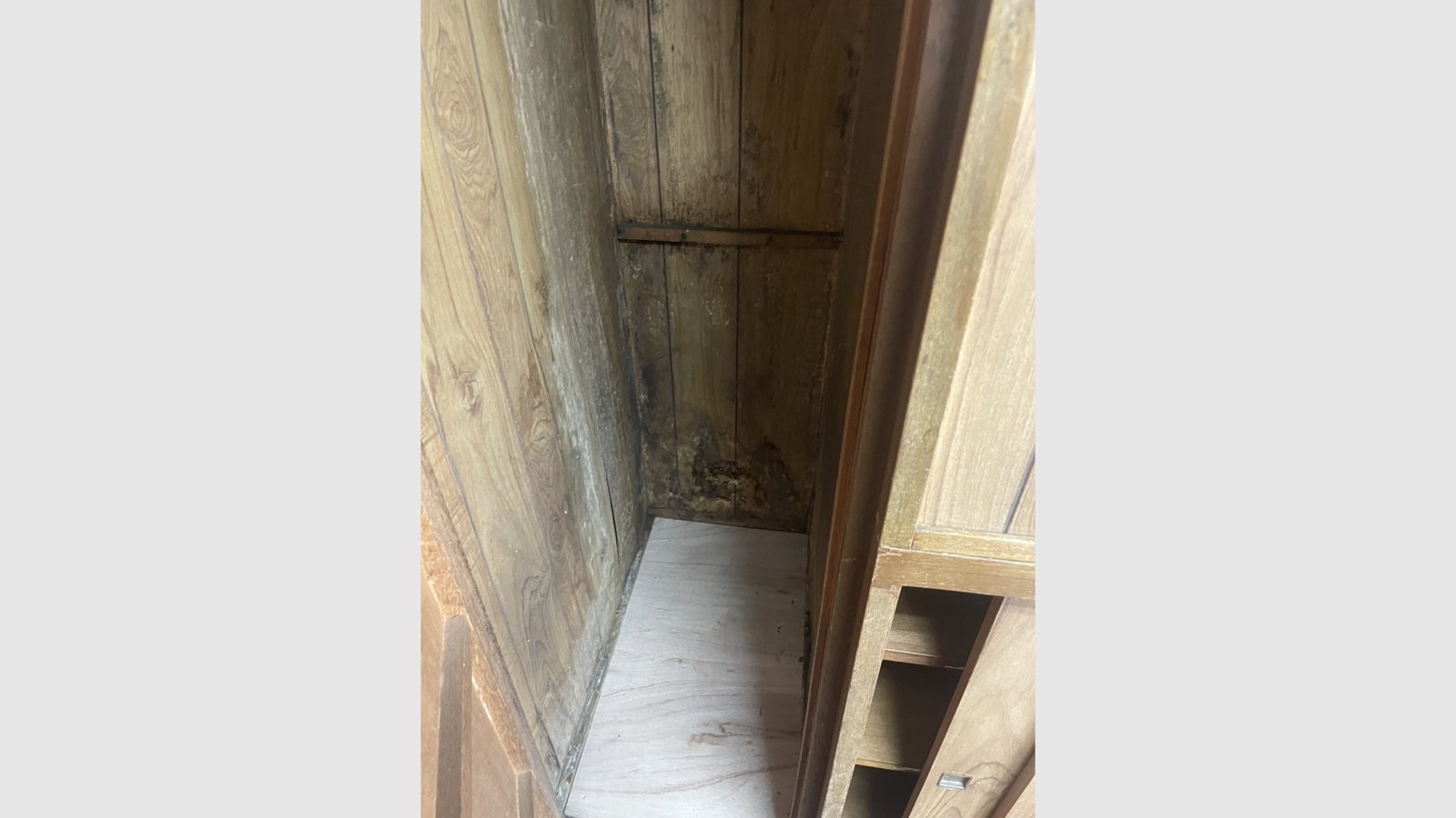 空き家の床と天井の補修工事